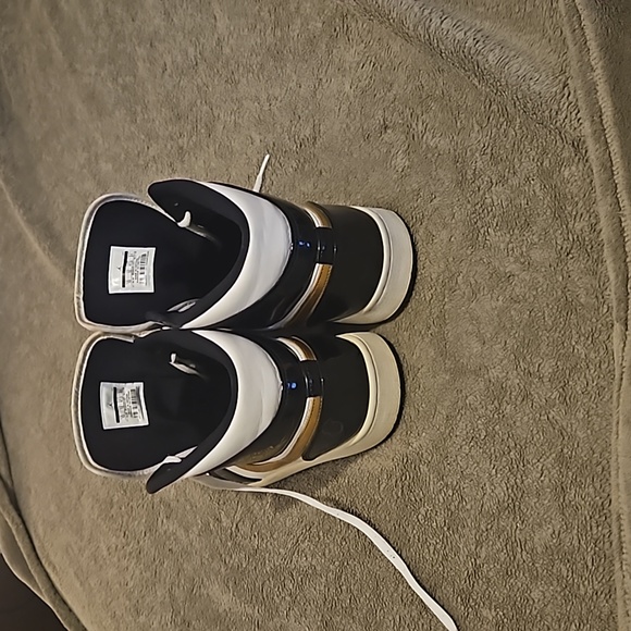 Jordan 1 Mid Patent Black White Gold (GS) - Picture 4 of 6